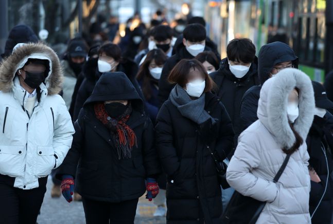 서울 구로구 구로디지털단지역 사거리에 시민들이 두터운 옷을 입고 출근길을 재촉하고 있다.ⓒ뉴시스