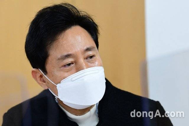 4.7 서울시장 보궐선거에 나선 국민의힘 오세훈 전 서울시장이 28일 오전 서울 중구 대한간호협회에서 열린 ‘코로나19 간호사 격려 간담회‘에 참석해 코로나19 상황 속 간호사를 그린 영상물을 시청하고 있다. 안철민 기자 acm08@donga.com