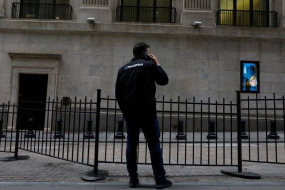 미국 주식시장이 27일(현지시간) 폭락했다. 지난 15일 뉴욕증권거래소(NYSE) 앞에서 한 주식중매인이 전화를 하고 있다. 사진=로이터뉴스1