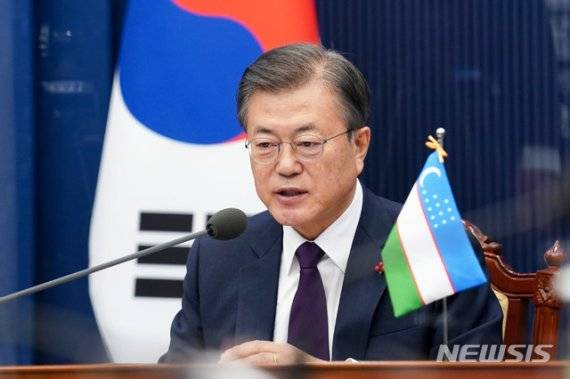 [서울=뉴시스]박영태 기자 = 문재인 대통령이 28일 오후 청와대에서 샤브카트 미르지요예프 우즈베키스탄 대통령과 한-우즈베키스탄 화상 정상회담을 하고 있다. 2021.01.28. since1999@newsis.com <저작권자ⓒ 공감언론 뉴시스통신사. 무단전재-재배포 금지.> /사진=뉴시스화상