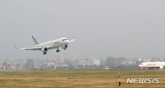 제주 지역에 최대순간풍속 25.19m/s의 강한 바람이 불고 있는 28일 오후 제주국제공항 활주로에 착륙을 시도 중인 항공기의 기체가 비스듬히 기울어져 있다. 2021.01.28. [뉴시스]