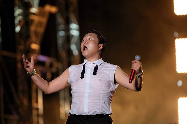 2012년 서울시청 앞 광장에서 대국민 무료공연을 연 싸이의 모습. 김태형 기자 xogud555@hani.co.kr