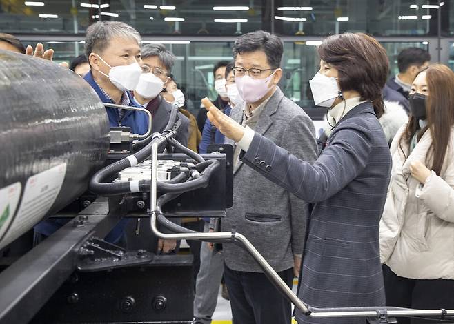 한정애 환경부 장관이 28일 오전 현대자동차 전주공장을 방문해 전기·수소버스 생산시설을 둘러보고 있다. 환경부 제공