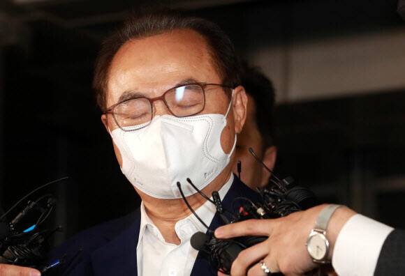 오거돈 전 부산시장이 지난해 5월 부산지방경찰청에서 소환 조사를 마친 뒤 나서고 있는 모습. 연합뉴스