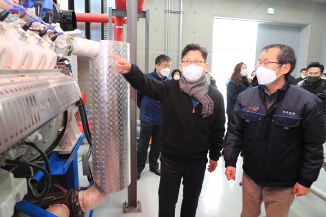 김현수 농림축산식품부 장관이 28일 충남 홍성군 성우 가축분뇨에너지화시설에서 가축분뇨 에너지화 과정을 둘러보고 있다. 농식품부 제공