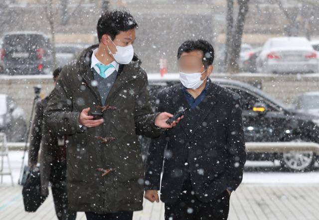 옵티머스자산운용 경영진의 펀드 사기 사건에 가담한 세보테크의 고모(오른쪽) 전 부회장이 28일 서울 서초구 중앙지법에서 열린 구속 전 피의자심문에 출석하고 있다. 뉴스1