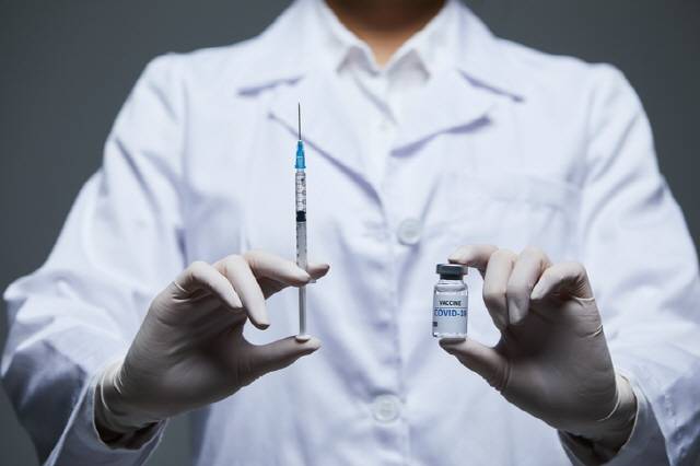 코로나19 백신 접종 1순위는 코로나 전담병원 의료진이 될 예정이다.  /사진=게티이미지뱅크