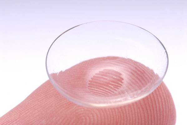 젊은층은 콘택트렌즈 착용 중에 세균각막염에 걸리는 경우가 많다는 연구 결과가 나왔다./사진=클립아트코리아