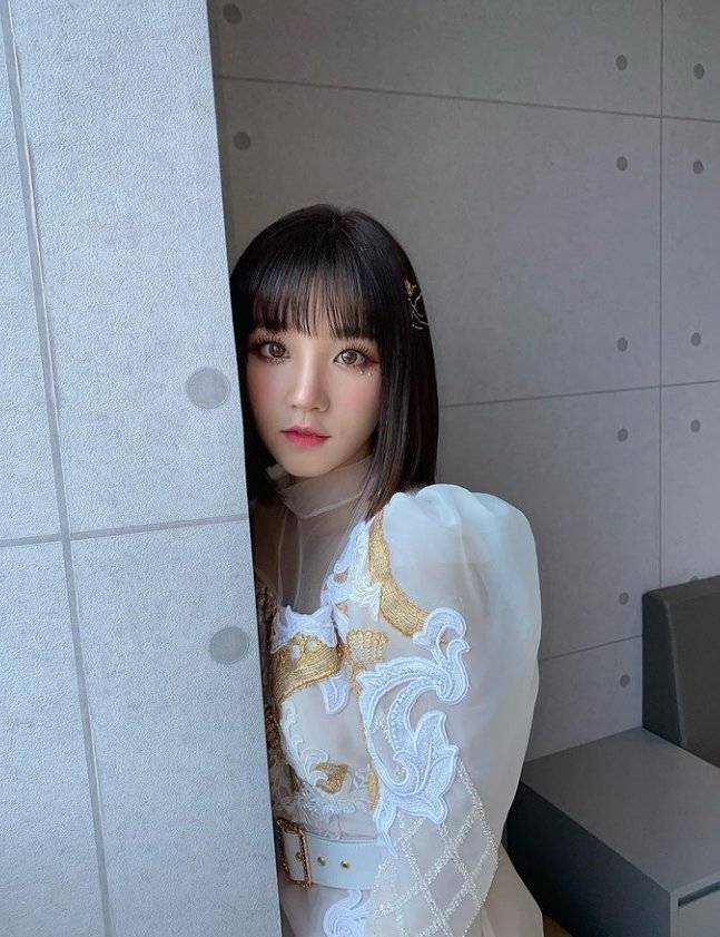 Song Yuqi posted several photos on the official SNS of (G)I-DLE on Friday, along with snowflake emojis.In the open photo, Song Yuqi is styled as a stage costume with straight hair and gold decoration. He takes various poses in a space that looks like a waiting room.A doll-like beauty and a lovely atmosphere catches the eye.Fans who encountered the photos responded such as Bobby Doll, It is so cute and Song Yuqi shining today.On the other hand, the group (G)I-DLE, which Song Yuqi belongs to, released the mini 4th album I burn on the 11th and is working as the title song Hwa ().