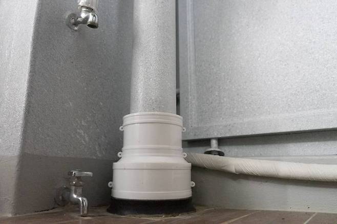 아파트 발코니에 있는 우수관. 출처=IT동아