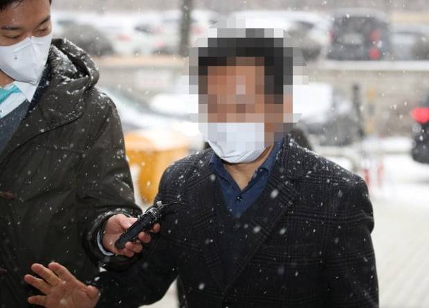 옵티머스 사건에 연루된 의혹을 받는 해덕파워웨이 자회사 세보테크 전 부회장 고모씨가 28일 서울 서초구 서울중앙지법에서 열린 영장실질심사에 출석하며 법정으로 향하고 있다. /사진=연합뉴스