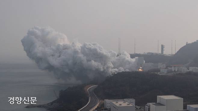 28일 전남 고흥 나로우주센터에서 엔진 4기를 한 데 묶은 누리호 1단 로켓에 대한 연소시험이 진행 중이다. 한국항공우주연구원 제공