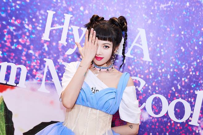 HyunA takes photos at a press conference for her seventh mini album “I’m Not Cool” in Seoul on Thursday. (P Nation)