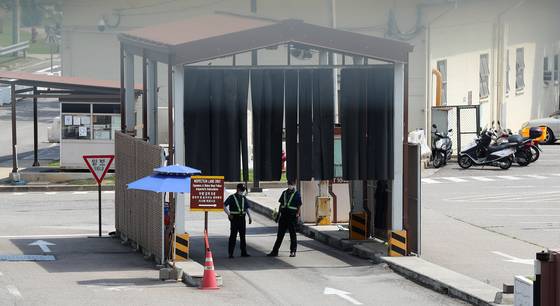 Korean employees of the U.S. Forces Korea begin work at the U.S. military base in Yongsan District, central Seoul, in June, after returning from a 75-day long unpaid furlough. [YONHAP]