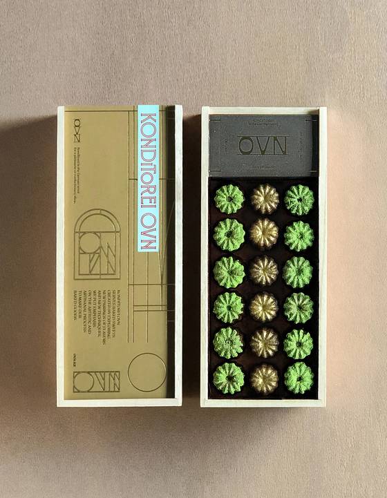 Two different flavors of canelés in a gift box available from Konditorei Oven in Hannam-dong, central Seoul. [KONDITOREI OVEN]