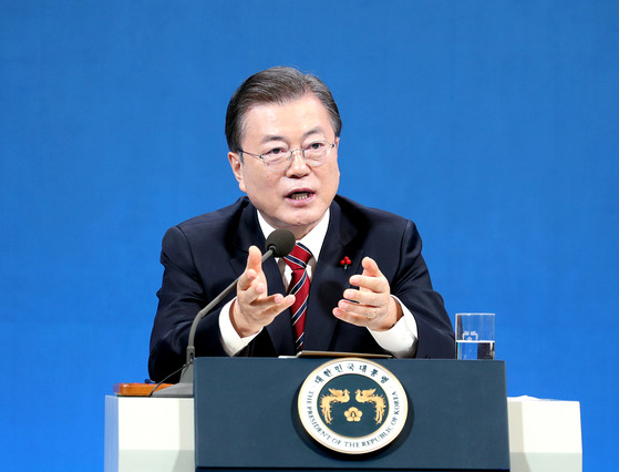 President Moon Jae-in answers questions from reporters at a New Year’s press conference on Jan. 18. [JOINT PRESS CORPS]