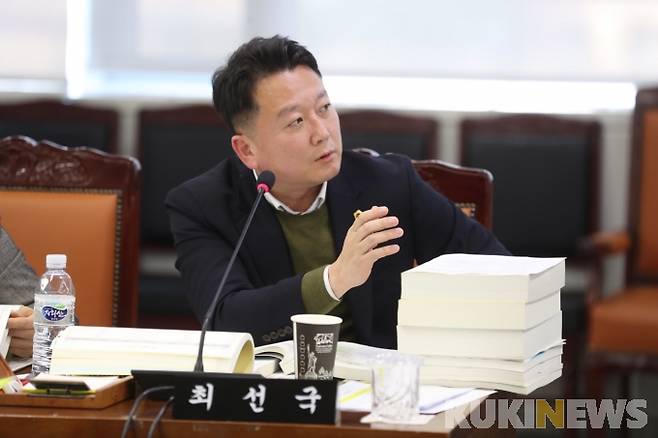 전남도의회 최선국(목포3, 민주) 의원은 지난 26일 올해 첫 임시회 보건복지국 업무보고에서 전남도의 코로나19 백신 접종 대책의 준비상황을 점검하고 시급한 의료인력 확충을 주문했다.[사진=전남도의회]