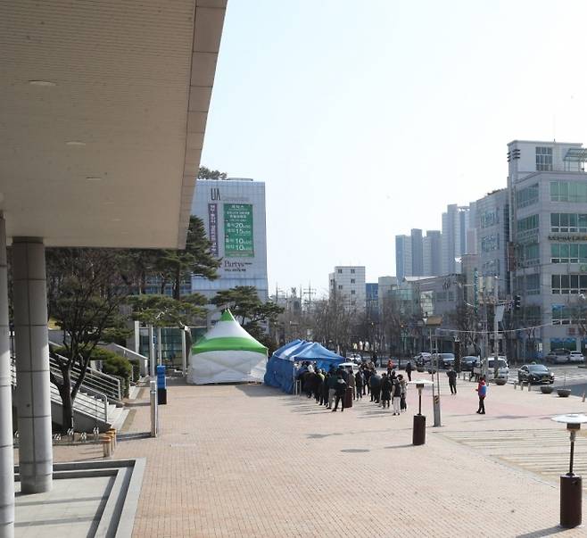 28일 시청 광장에 설치된 선별진료소 모습. 포항시 제공