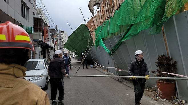 소방대원 등이 28일 오후 대구 달서구의 한 공사장에서 강풍에 넘어진 안전펜스를 세우고 있다. 대구소방안전본부 제공
