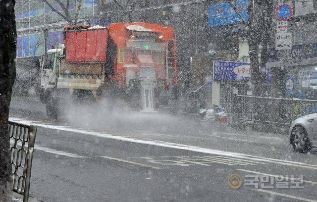 대설주의보가 발효된 28일 서울시가 긴급 제설작업에 나서고 있다.