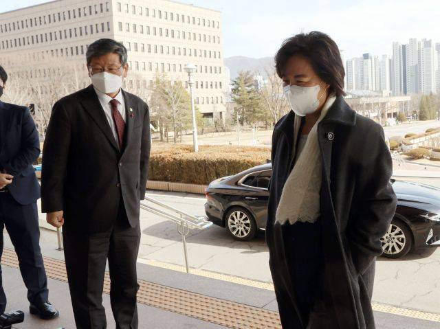 추미애 법무부 장관과 이용구 차관이  27일 오후 정부과천청사 법무부로 들어서고 있다. 연합뉴스