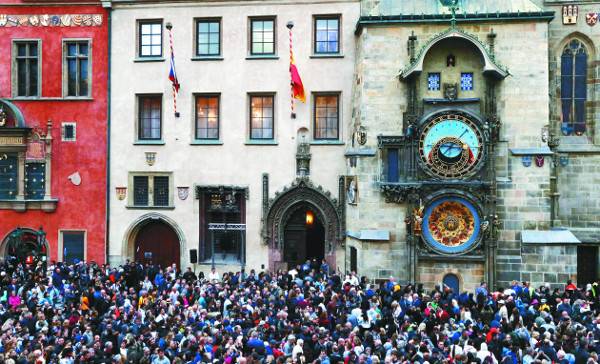 2018년 9월 28일 체코 프라하에 있는 시청사 천문시계를 보기 위해 시민과 관광객들이 모여 있다. 이날 해당 천문시계는 8개월이 넘는 대규모 수리를 끝낸 후 일반에 공개됐다. 1410년에 최초 설치된 해당 천문시계는 지금까지 작동하는 천문시계 중 가장 오래됐다. 가운데 천문 눈금판으로 하늘의 해와 달의 위치와 다양한 천문학적 정보를 표시한다. AP뉴시스