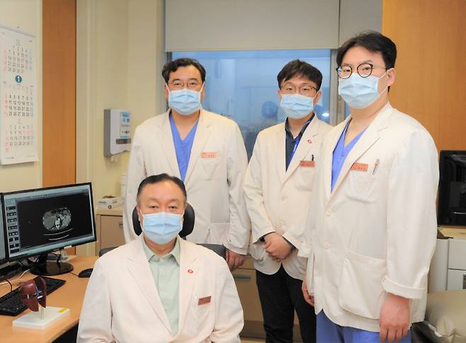 삼성서울병원 장기이식센터 조재원, 최규성, 김종만, 유진수 이식외과 교수팀은 구조가 복잡한 해부학적 변이가 있는 생체기증자도 '100% 복강경 간 절제수술'에 성공해 주목받고 있다.