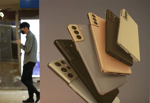 삼성전자가 지난해 실적 확정치를 발표한 28일 서울 서초동 삼성전자 사옥에서 한 직원이 최신 스마트폰 `갤럭시S21` 광고판 사이를 지나가고 있다. [한주형 기자]