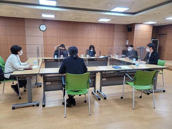 경기교육도서관 협업 추진단 첫 회의가 27일 화성시 동탄복합문화센터 도서관 소회의실에서 열렸다. / 사진제공=화성시