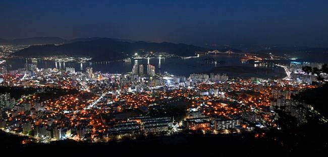 마산 무학산 자락의 고운대(학봉) 정상에서 내려다본 마산만 일대의 야경. 경사가 가파르긴 하지만 30분 남짓이면 오를 수 있는 고운대는 마산 시가지 전체가 내려다보이는 최고의 전망대다. 마산 야경은 휘황한 도심의 흰빛과 산동네 주택가 골목길의 붉은 등불로 뚜렷하게 나뉜다.