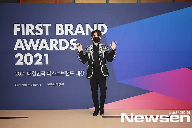 2021 Korea First Brand Awards were held online on the afternoon of January 28th.Kim Soo Chan poses before attending the event. (Photo-providing = Korea Consumer Forum)