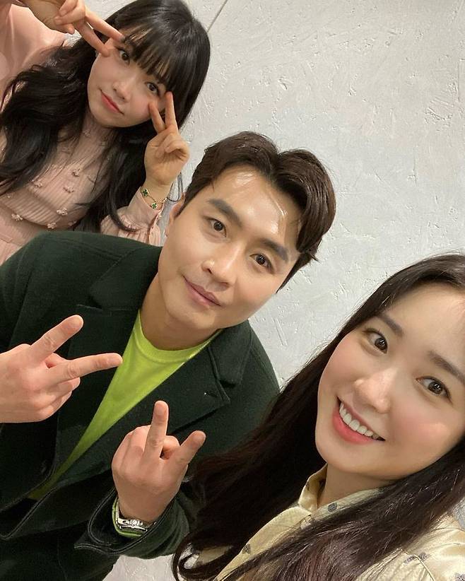 Please look pretty even if its not enough.Choi Hee announcer released a selfie taken with Lee Dong-gook and Lee Yoo-ri.Choi Hee wrote on his personal Instagram account on January 28, Today with my legendary Lee Dong-guk and my lovely Yuri sister! I am nervous about the first broadcast of My Comfortable Cafe.I want you to look pretty even if you are not happy with me. Choi Hee in the public photo is taking a self-portrait with a hand-heart pose with Lee Yoo-ri and Lee Dong-guk.The netizens responded, Three people support my favorites, and I will use my room.Meanwhile, E-channel Mammy Comfortable Cafe starring Choi Hee, Lee Dong-guk and Lee Yo-ri is scheduled to air at 8:50 p.m. today (28th).