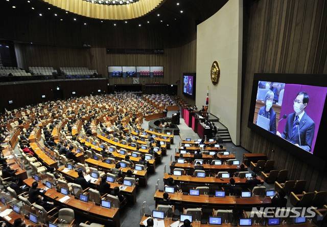 [서울=뉴시스]최동준 기자 = 정은경 질병관리청장이 8일 오전 서울 여의도 국회 본회의장에서 열린 신종 코로나바이러스 감염증(코로나19) 방역 실태 및 백신 수급 현황 점검을 위한 긴급현안질문에 참석해 김성주 더불어민주당 의원 질의에 답하고 있다. 2021.01.08. (공동취재사진) photo@newsis.com