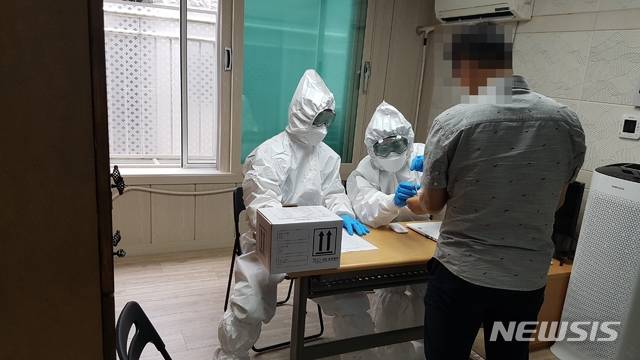 [서울=뉴시스] 서울시는 시설·거리 노숙인과 쪽방촌 거주민을 대상으로 신종 코로나바이러스 감염증(코로나19) 검사와 결핵검사에 대한 선제검사를 완료했다고 10일 밝혔다. 코로나19 검사 모습. (사진=서울시 제공) 2020.08.10. photo@newsis.com