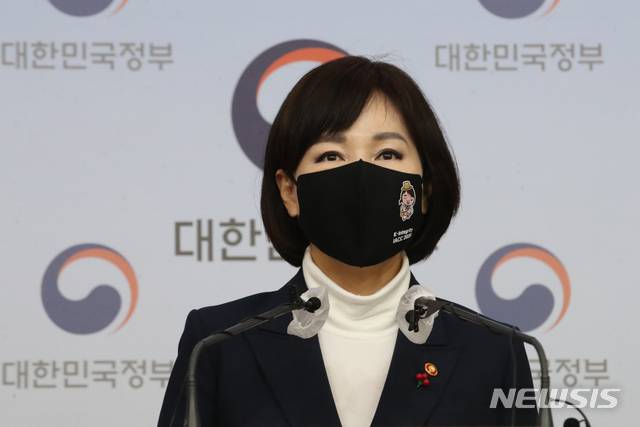 [서울=뉴시스]김명원 기자 = 전현희 국민권익위원장이 19일 오전 서울 종로구 정부서울청사 별관 합동브리핑룸에서 청탁금지법 시행령 개정 및 설 명절 농수산물 소비 촉진 방안 관련 브리핑을 하고 있다.  2021.01.19. kmx1105@newsis.com