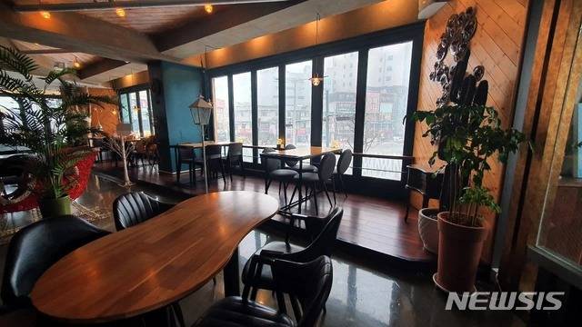 코로나19 방역대책이 완화되면서 카페 내 취식이 가능해졌지만 카페 분위기는 여전히 썰렁하다