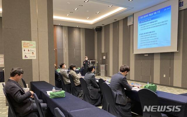 [전주=뉴시스]윤난슬 기자 = 전북대학교 지역혁신협력실이 미래 자동차 및 부품산업의 변화에 대비하기 위해 지자체와 민간, 산학 간 협업 방안을 모색하는 자리를 마련했다.2021.01.28.(사진=전북대 제공)
