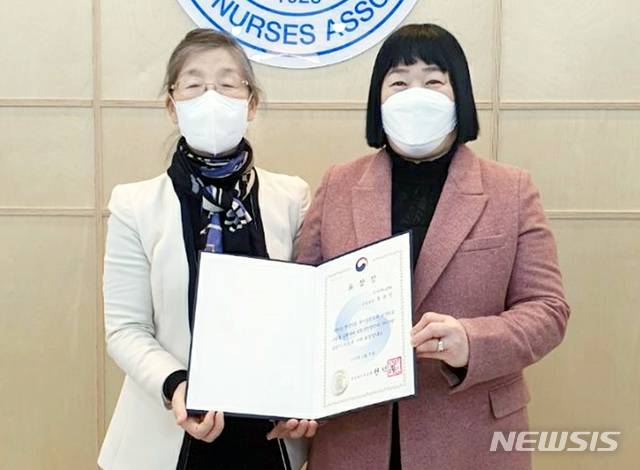 [광주=뉴시스] = 조선대학교병원은 유윤정 간호부장이 간호인력 근무환경 개선 등을 인정받아 보건복지부 장관 표창장을 받았다고 28일 밝혔다. (사진=조선대학교병원 제공). photo@newsis.com