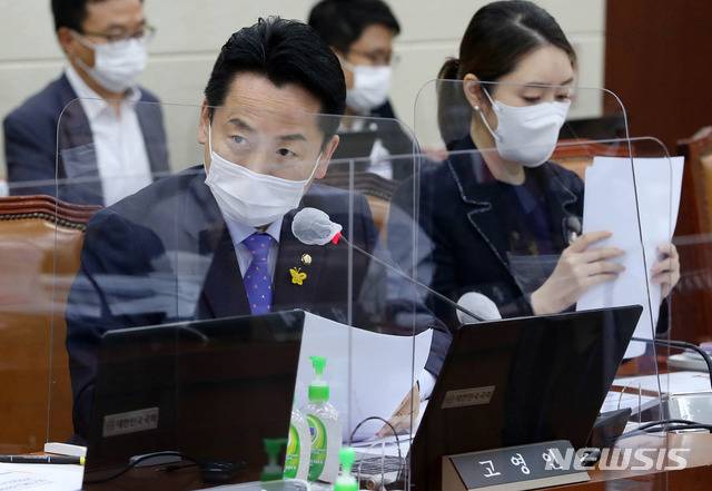 [서울=뉴시스] 최동준 기자 = 고영인 더불어민주당 의원이 21일 서울 여의도 국회에서 열린 보건복지위원회의 한국사회보장정보원, 한국노인인력개발원 등에 대한 국정감사에서 질의를 하고 있다. (공동취재사진) 2020.10.21. photo@newsis.com