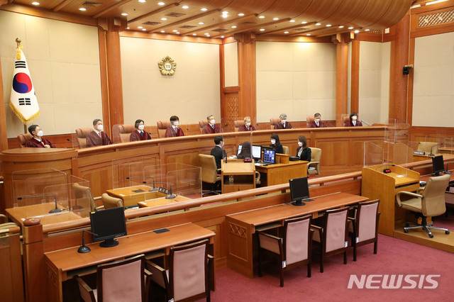 [서울=뉴시스]김선웅 기자 = 유남석 헌법재판소장과 헌법재판관들이 28일 오후 서울 종로구 헌법재판소 대심판정에서 열린 고위공직자범죄수사처(공수처)에 대해 청구된 헌법소원 심판 사건 선고를 하기 위해 자리에 앉아 있다. 2021.01.28. mangusta@newsis.com