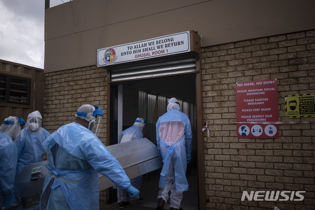 [레나시아=AP/뉴시스] 1월4일 남아공에서 자선단체 봉사자들이 코로나 19 희생자 관을 옮기고 있다