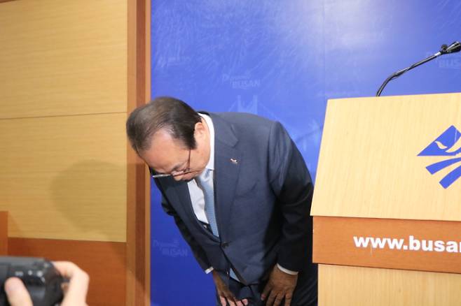 오거돈 전 부산시장이 지난해 4월 23일 오전 긴급 기자회견을 열고 전격 사퇴했다. 연합뉴스