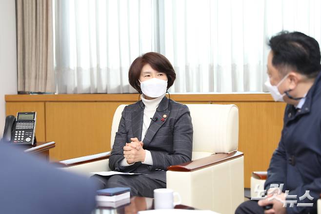 전북 완주에 위치한 현대차 전주공장을 찾은 한정애 환경부 장관. 송승민 기자