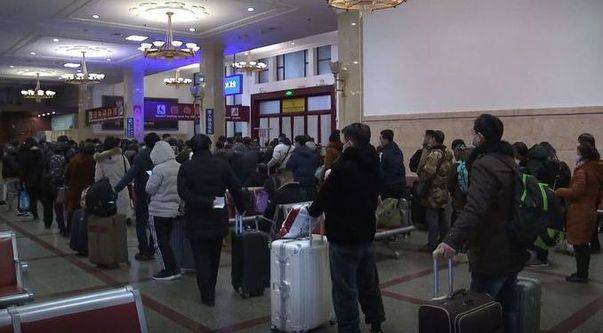 올해 중국 춘윈이 28일부터 시작됐다. 베이징역에서 기차를 타려는 중국인들.