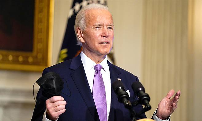 조 바이든 미국 대통령이 26일(현지시간) 백악관에서 코로나19 관련 브리핑을 하며 마스크를 손에 들고 있다스가 요시히데 일본 총리가 최근 도쿄 총리관저에서 기자회견을 하는 모습.&nbsp;워싱턴=AP연합뉴스