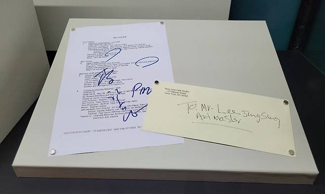 백남준의 신문 스크랩과 이정성씨에게 보낸 편지봉투 등이 전시돼 있는 모습.