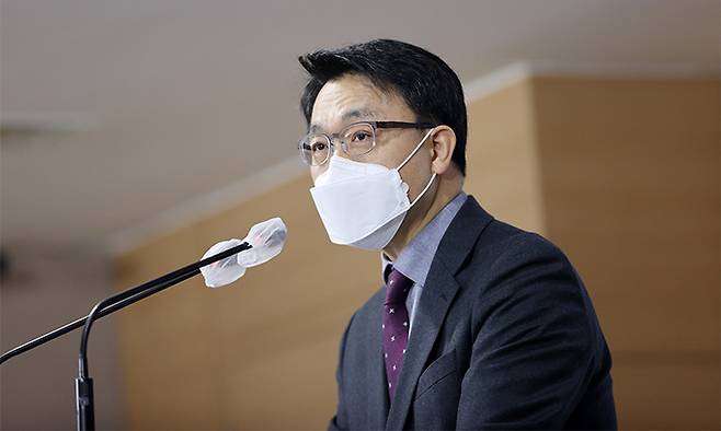 김진욱 고위공직자범죄수사처 처장이 28일 정부서울청사 브리핑실에서 차장과 수사처 검사 인선 등에 관한 입장 발표를 하고 있다. 연합뉴스