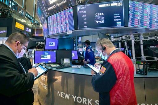 27일(현지시간) 미국 뉴욕 증권거래소에서 트레이더들이 업무에 열중하고 있다. 이날 주요 지수는 연방공개시장위원회(FOMC)의 정례회의 결과에 대한 실망감 등이 부각돼 급락 마감했다. 뉴욕=AP연합뉴스