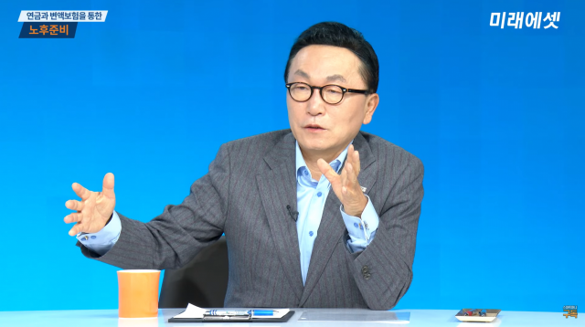 박현주 미래에셋그룹 회장이 27일 미래에셋대우 유튜브 채널을 통해 진행된 투자미팅 영상에서 의견을 내고 있다. /사진=미래에셋대우 유튜브 캡처