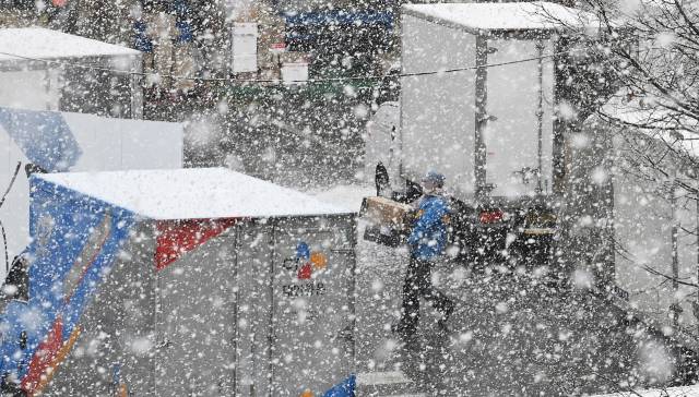민주노총 전국택배노동조합의 총파업 돌입을 하루 앞둔 28일 서울의 한 택배 대리점에서 택배 기사들이 택배 분류 작업을 마친 뒤 차량에 적재하고 있다./오승현기자 2021.01.28